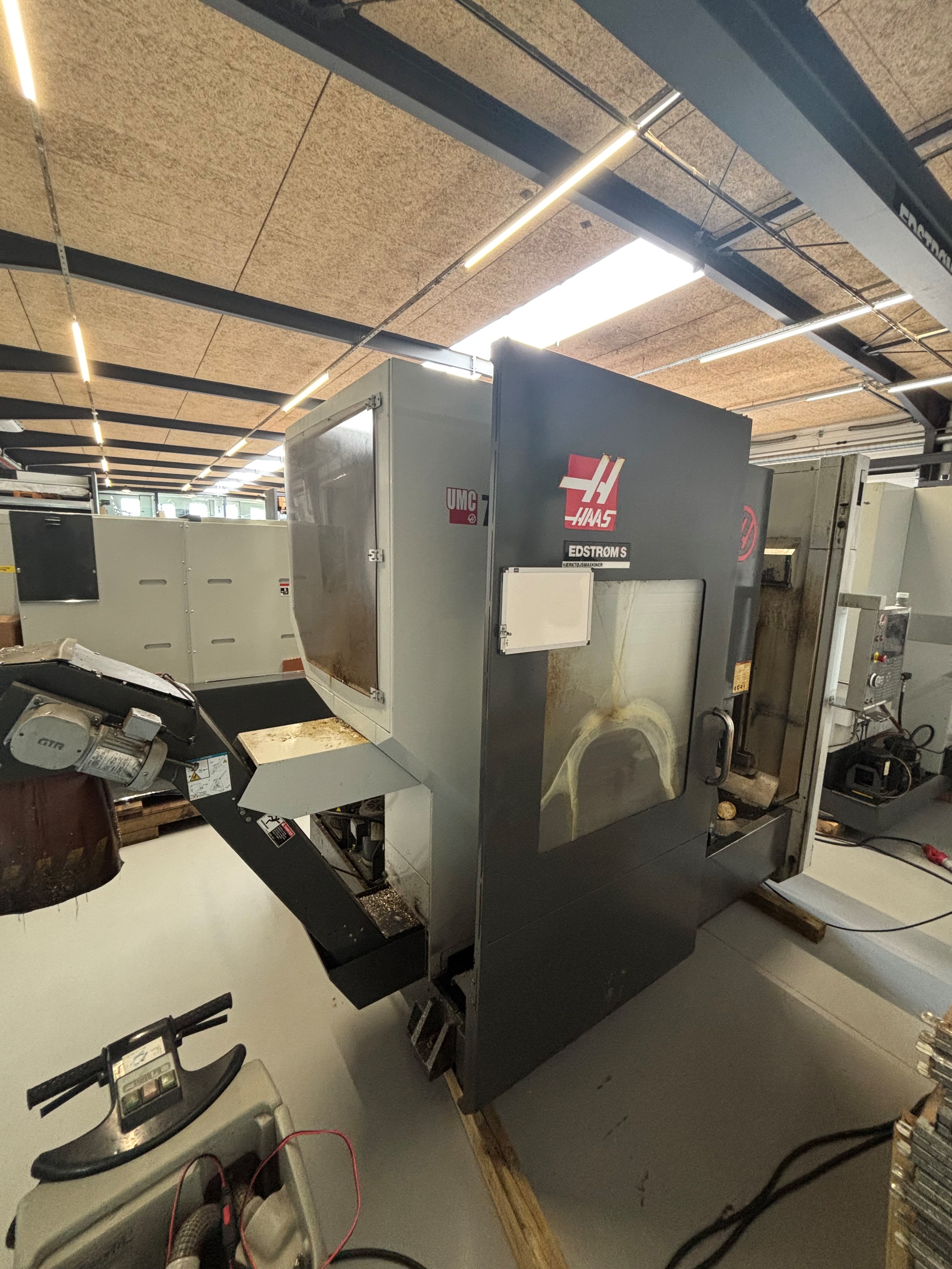 機械： HAAS UMC-750