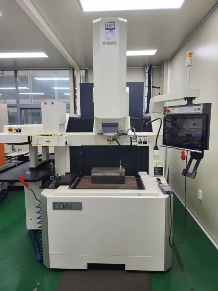 Makino EDAF3 Durchdringungs-Erodiermaschine – RESALE