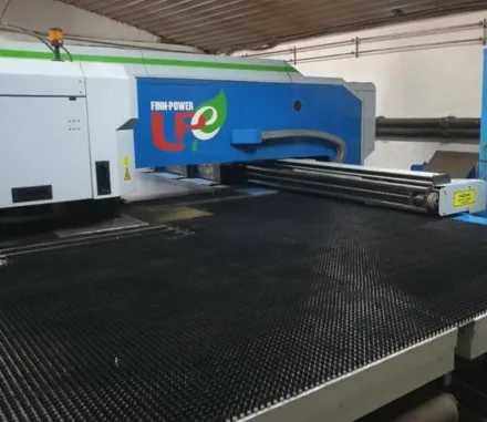 Finn Power LPe5 SWUH Kombinierte Laser-Stanzmaschine (CO2) – RESALE