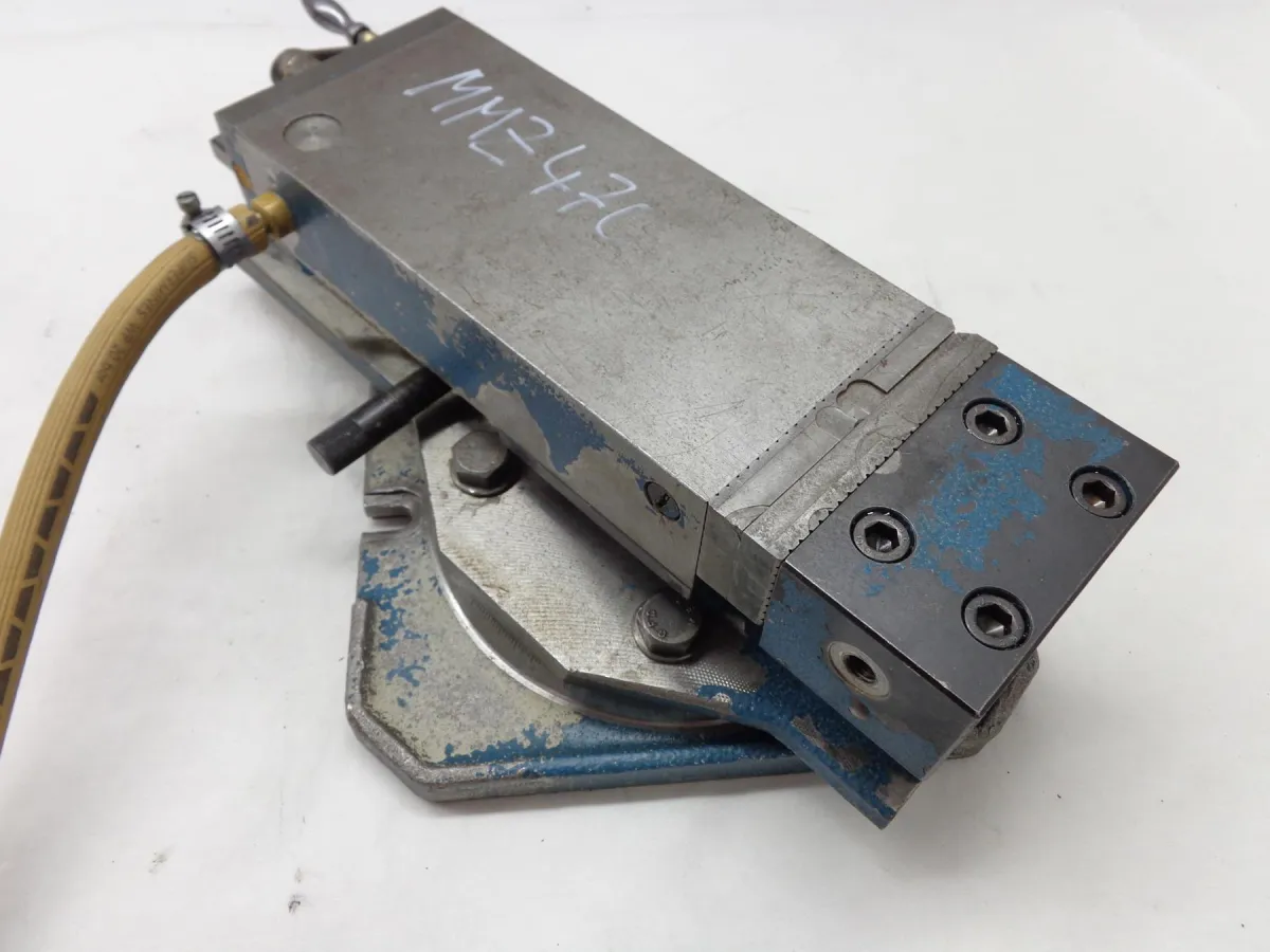Röhm Maschinenschraubstock mit Tisch pneum. 125 mm, 210