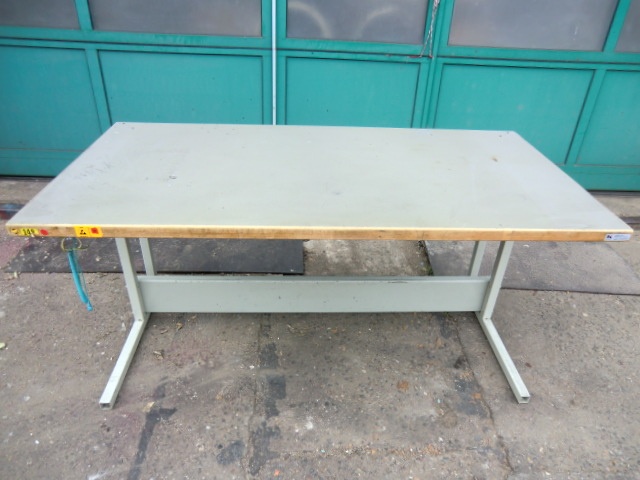 Arbeitstisch mit Erdung 1500 x 750 mm