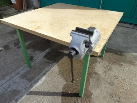 Werkbank mit Schraubstock 1250 x 1250 mm – RESALE