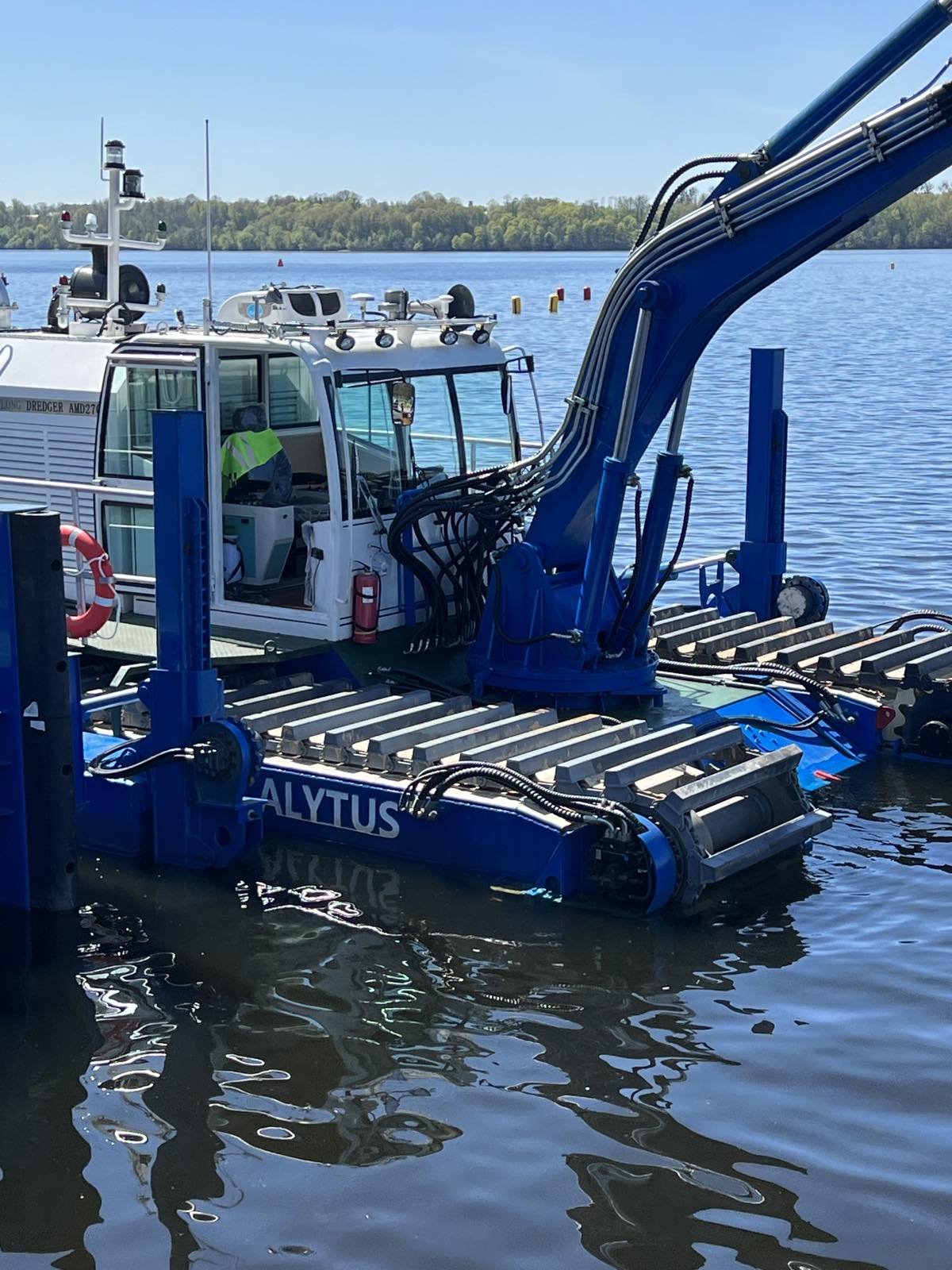 SELF-PROPELLED MULTIFUNCTIONAL AMPHIBIOU Ausbaggern