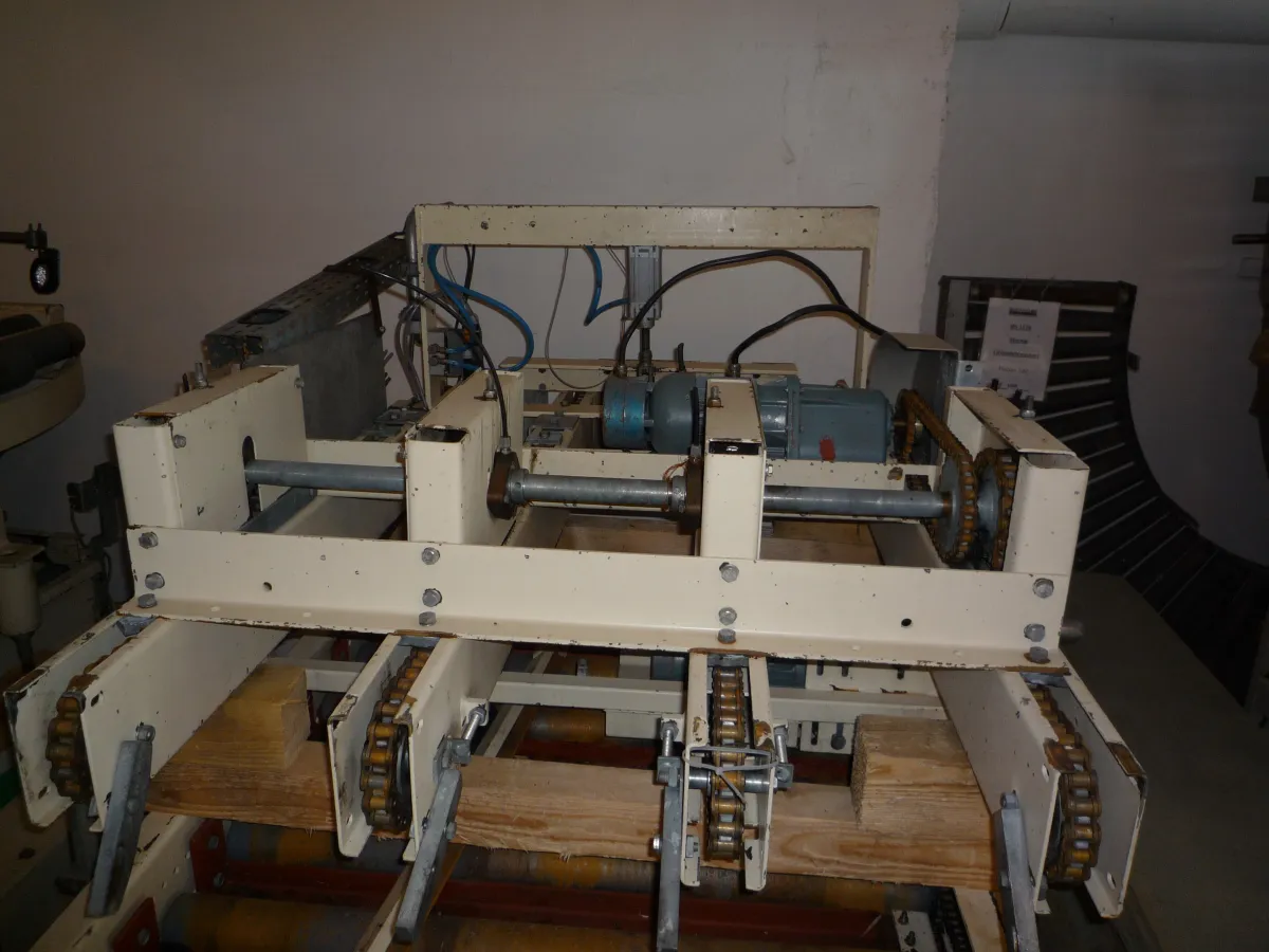 Schäfer Palettenstation mit integrierte Zentrierstation im
