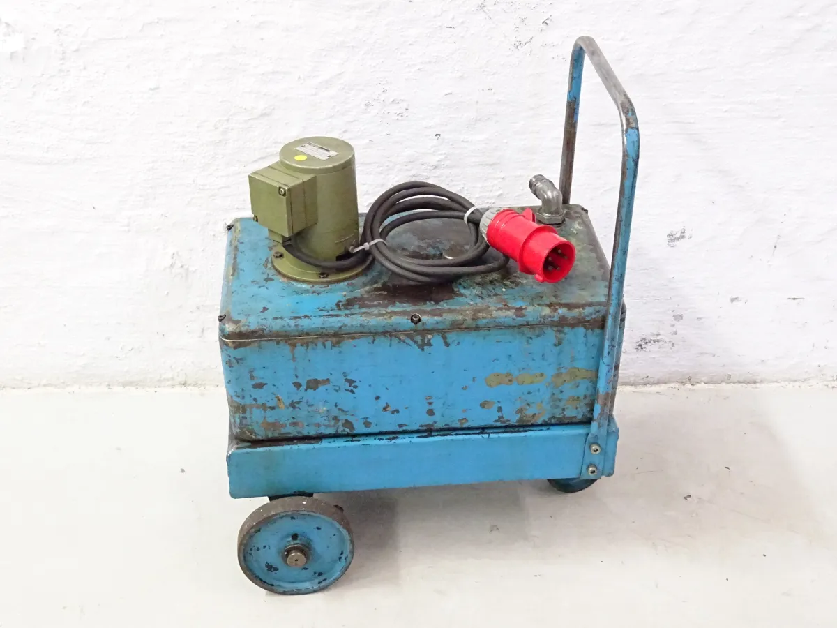 MEZ Brno Emulsionspumpe mit Tank 3COA2-12