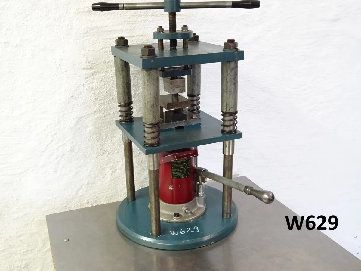 Press- und Stanzvorrichtung 12 t