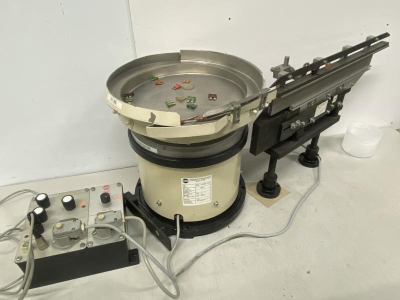 RNA Rhein-Nadel Automation SRC-N 250-2L + SLL 400-400 + ESK-N80 / ESG 90 Transportador espiral vibratório com transportador linear e st