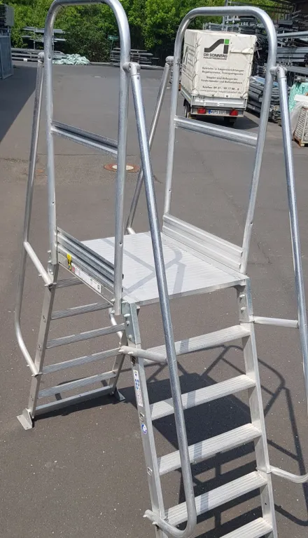 Munk Günzburger Steigtechnik Munk Günzburger Steigtechnik 303406 1900-750-2500 Maschinenübergang mit Podest / Brücke – RESALE