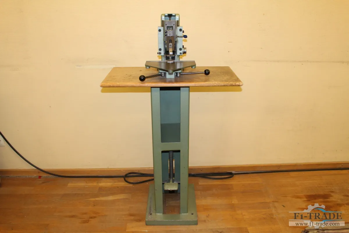 Baier EEM Eckeneinziehmaschine / Corner Pulling Machine