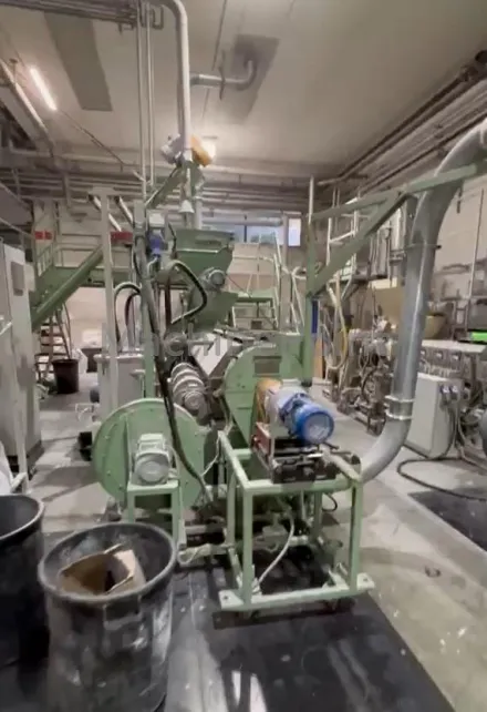 Bandera 2B 140 Doppelschneckenextruder für PVC Präparate – RESALE