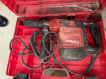 Baustellenausrüstung: Bohrhämmer und verschiedene Hubwagen. – RESALE