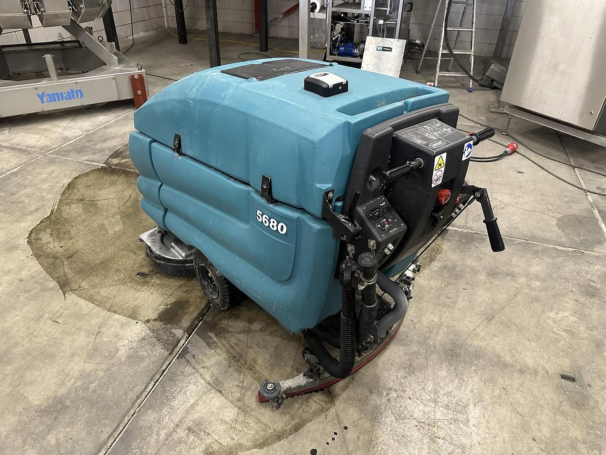 Tennant 5680 walk behind floor-washer