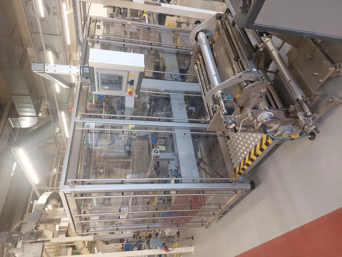 CMB 600 Shrink Wrapping Machine and StraPack RQ-8X Verpackungsmaschinen