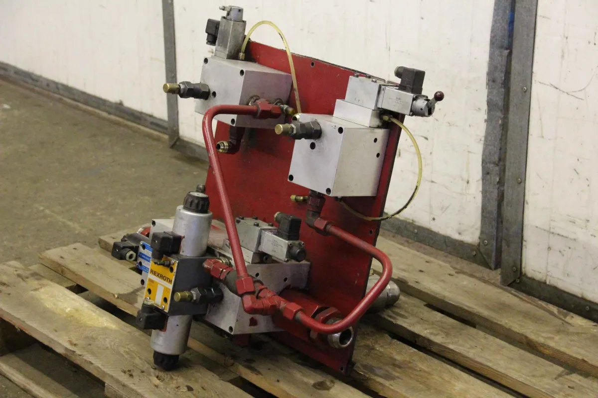 Rexroth Atlantic HPT 13536 Steuerblock mit 5 Stück Wegeventilen