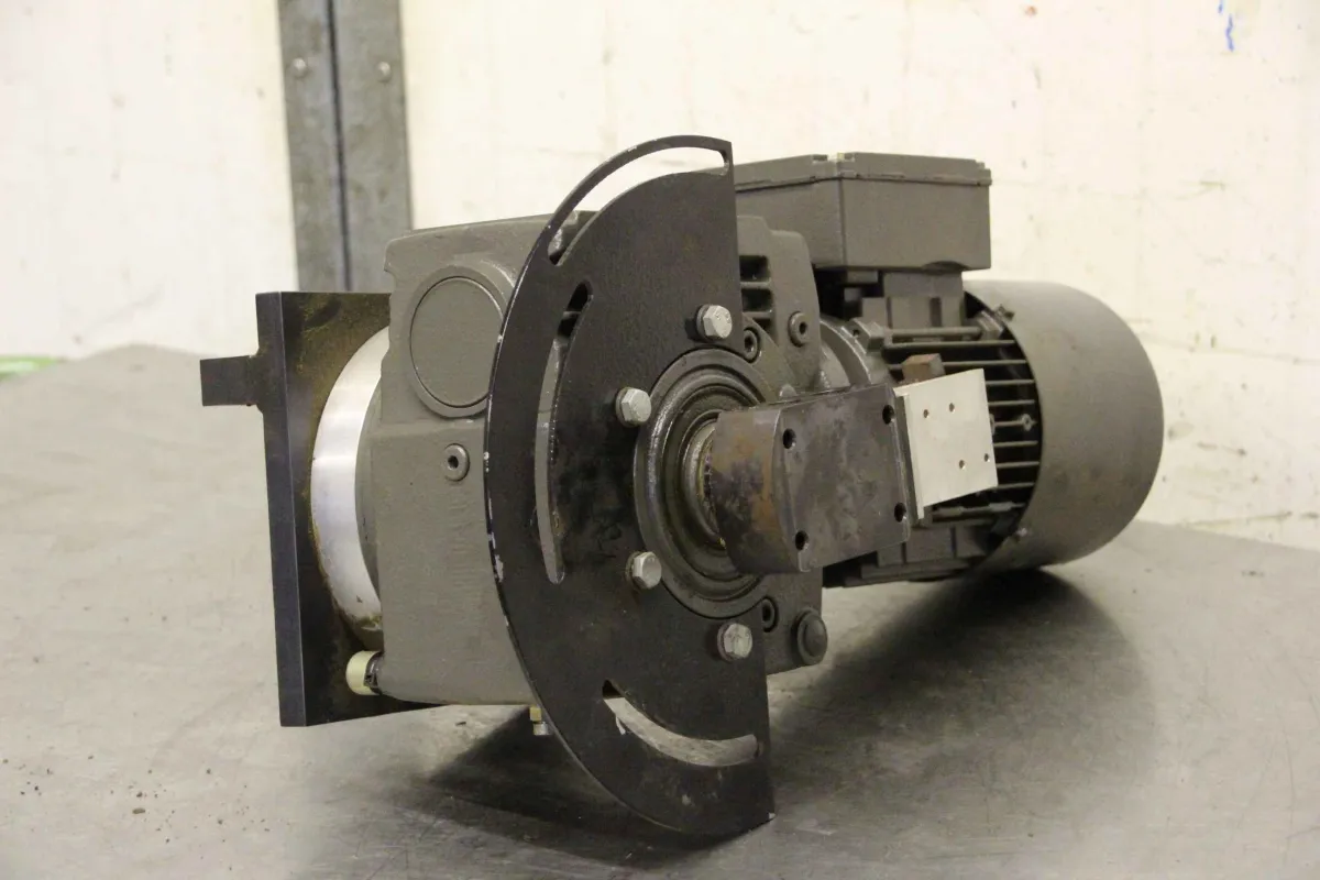SEW-Eurodrive SA52 DT71D-4BMG Getriebemotor 0,37 kW 9,3 U/min