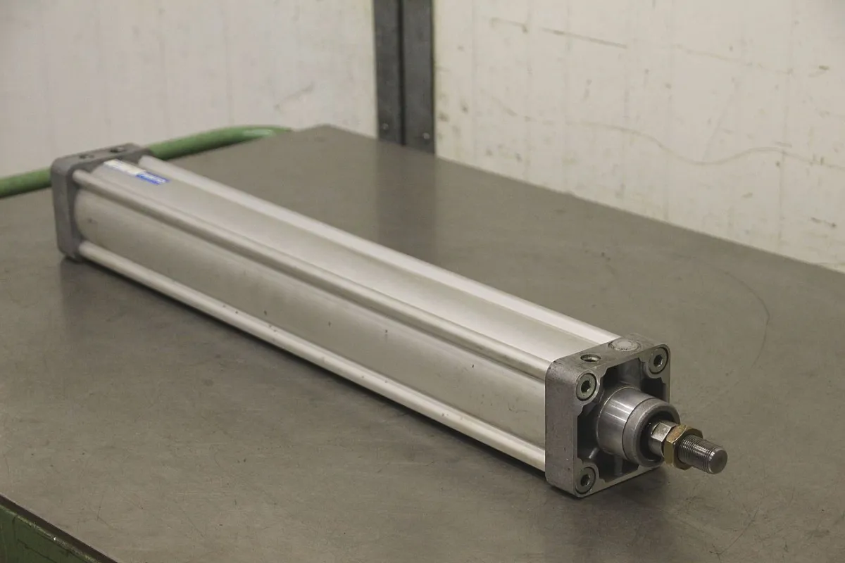 Festo DNU-80-570-PPV-A Pneumatikzylinder