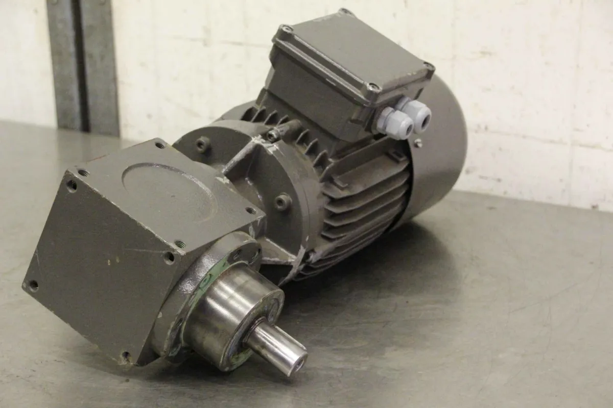 Lenze MK 2 i 2,0 BA 10 Getriebemotor 1,5 kW 710 U/min