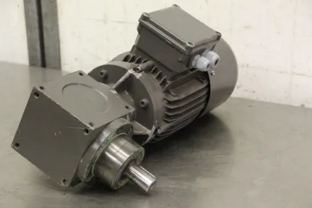 Lenze MK 2 i 2,0 BA 10 Getriebemotor 1,5 kW 710 U/min – RESALE