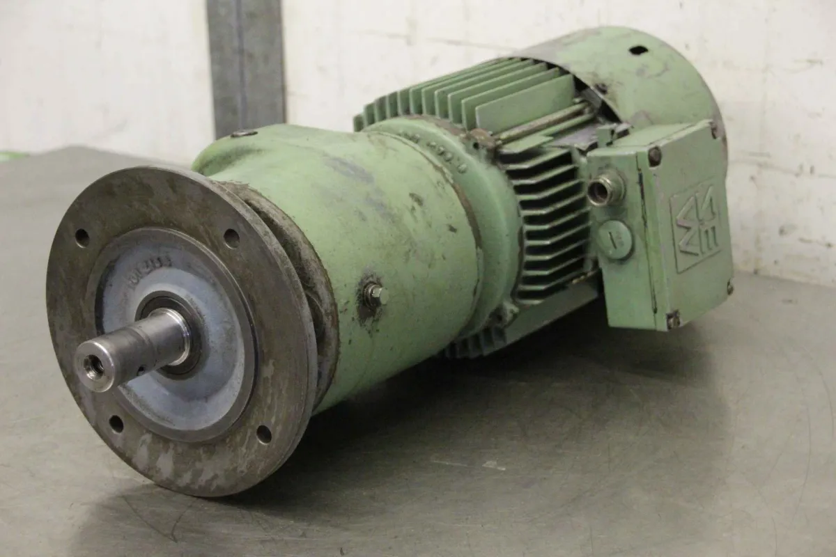 SEW-Eurodrive RF60DT90S4B Getriebemotor 1,1 kW 72 U/min