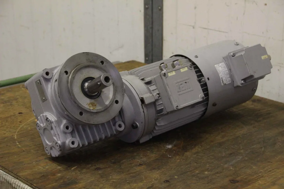 Lenze 52.308.06.10 PGLP680 Getriebemotor 1,5 kW 139 U/min