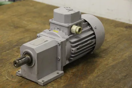 Lenze GST03-2 M VBR 063C32 Getriebemotor 0,18 kW 174 U/min – RESALE