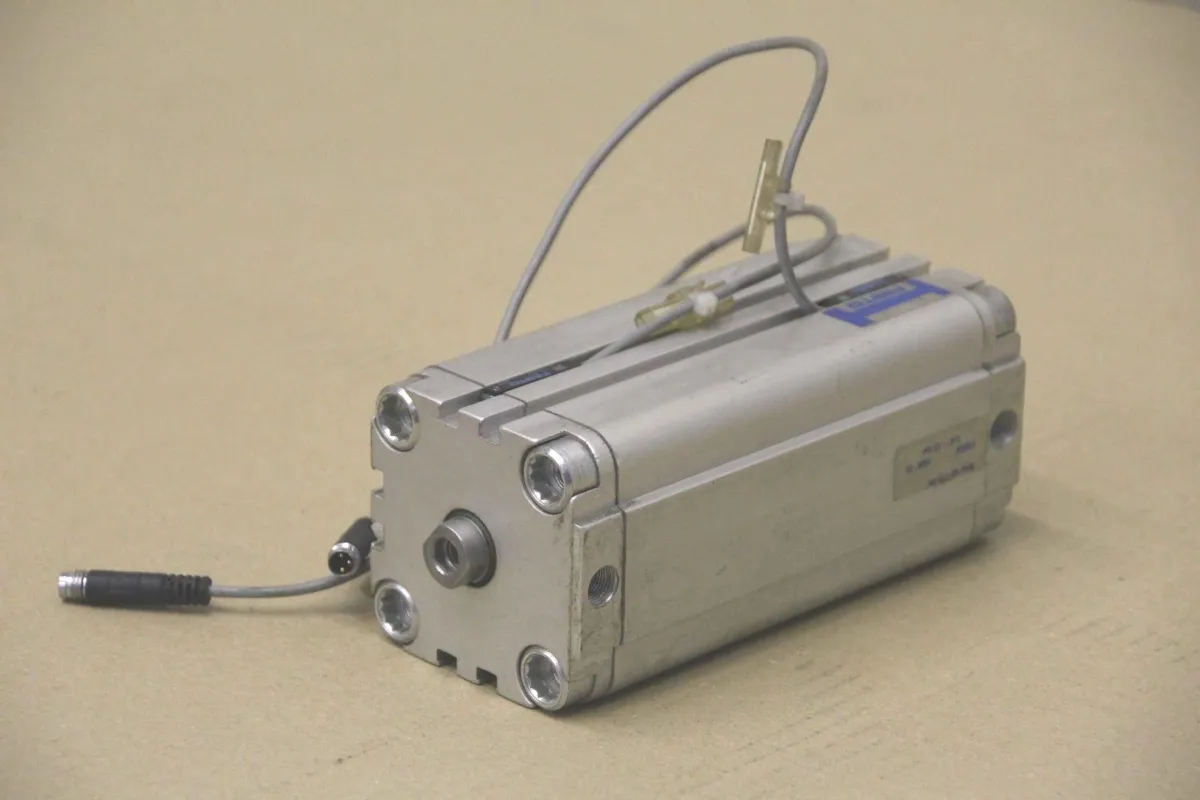 Festo ADVU-50-110-PA Kompaktzylinder