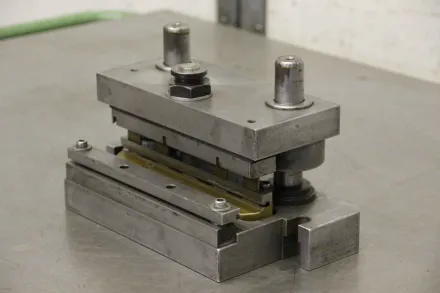 280/140/H160 mm 2 Säulen Stanzwerkzeug – RESALE