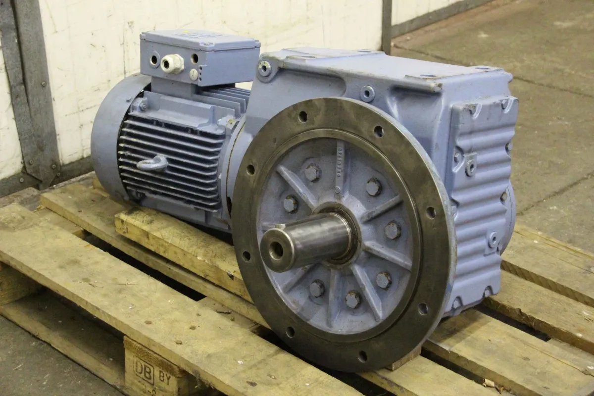 SEW-Eurodrive KF97 DV132M4 Getriebemotor 7,5 kW 23 U/min