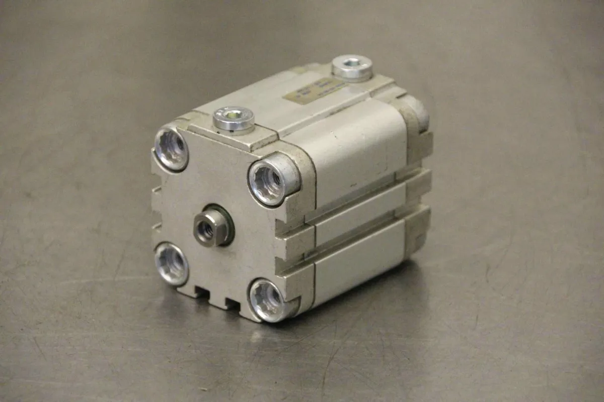 Festo ADVU-40-30-PA Kompaktzylinder