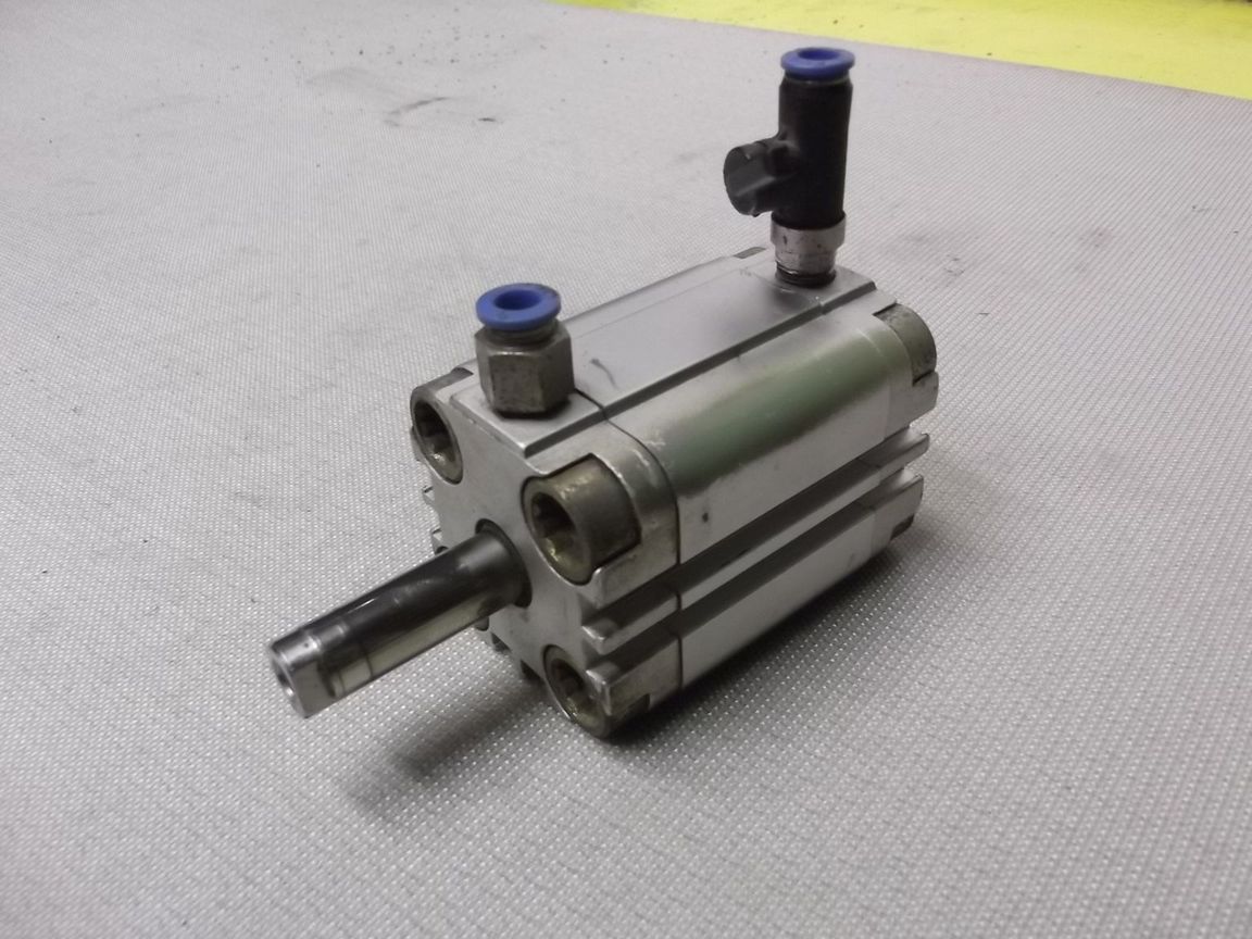 Festo ADVU-32-30-PA Kompaktzylinder