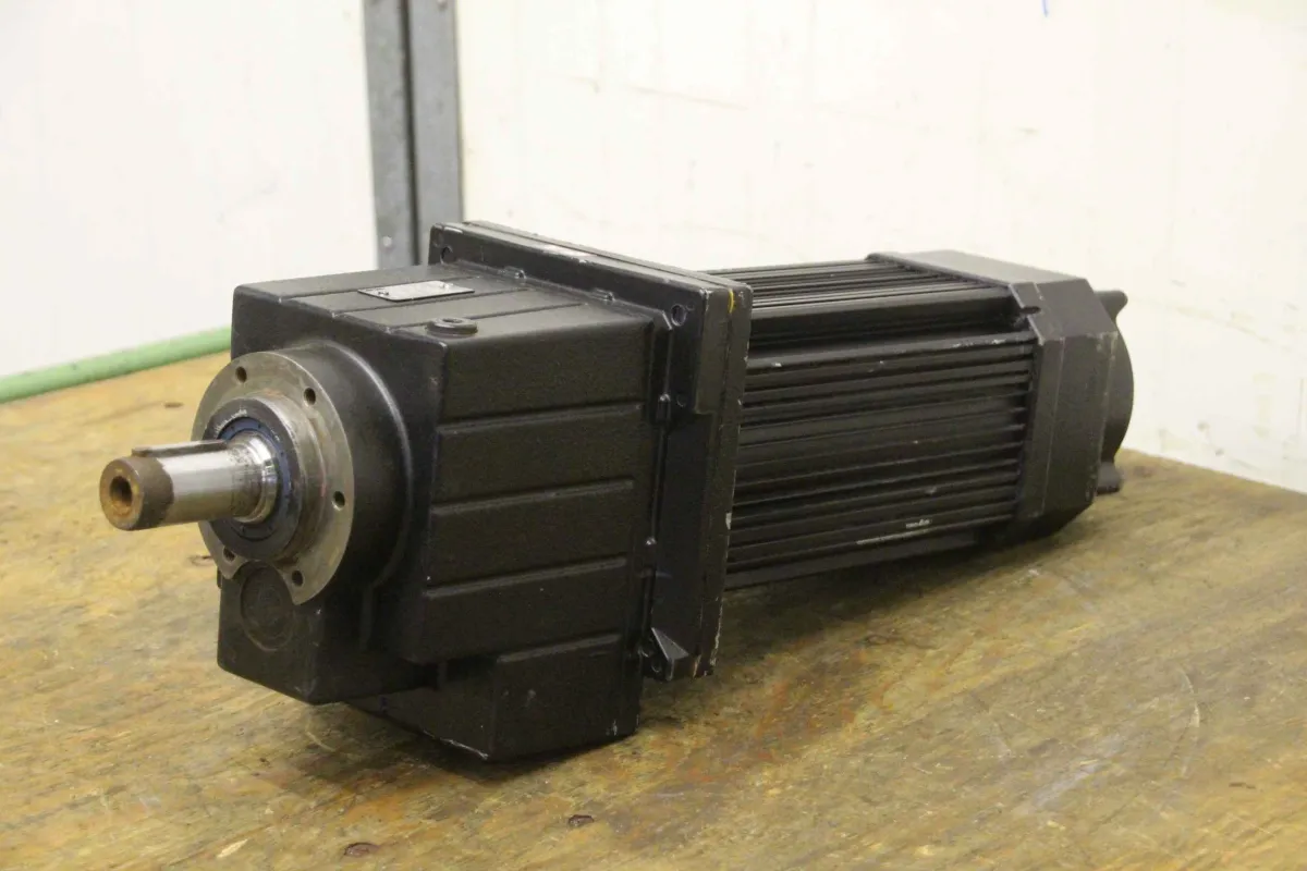 Lenze MDFKARS080-22 Servomotor 3,9 kW 197,4 U/min