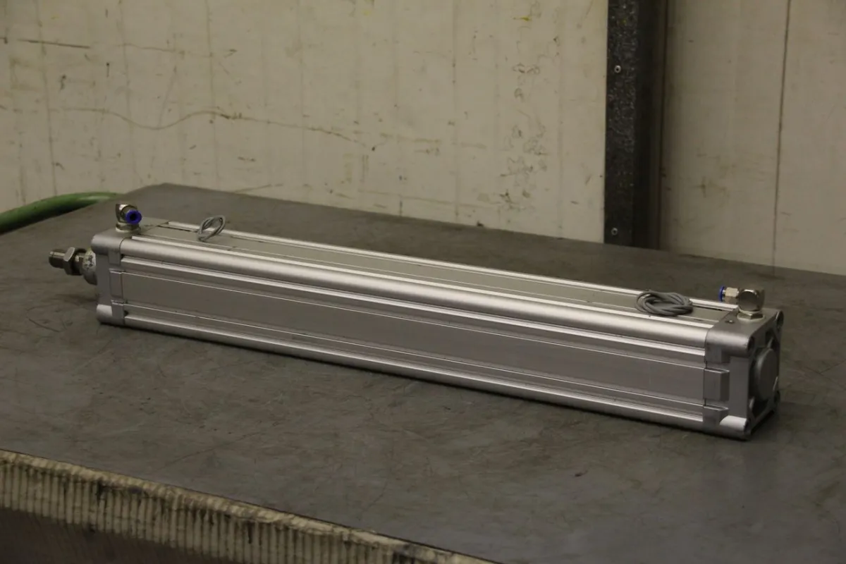 Festo DNC-80-555-PPV-A Pneumatikzylinder