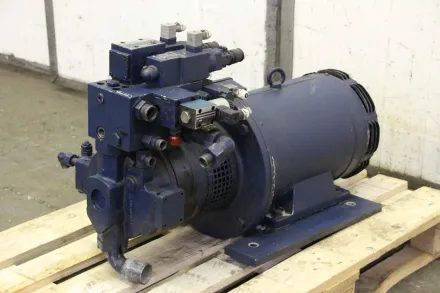 Krauss Maffei 90-340 B Hydraulikaggregat 15 kW/1425 U/min – RESALE