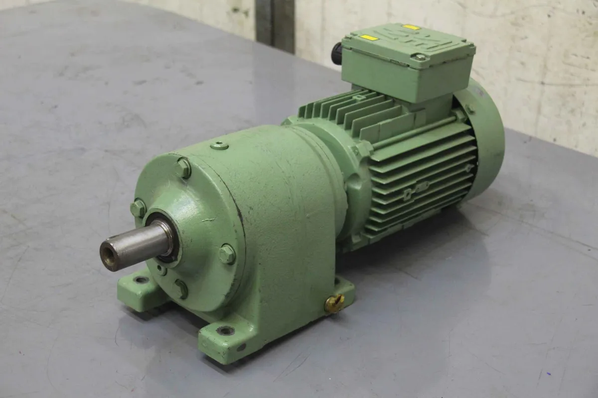 SEW-Eurodrive R40DT80N2TF Getriebemotor 1,1 kW 191 U/min
