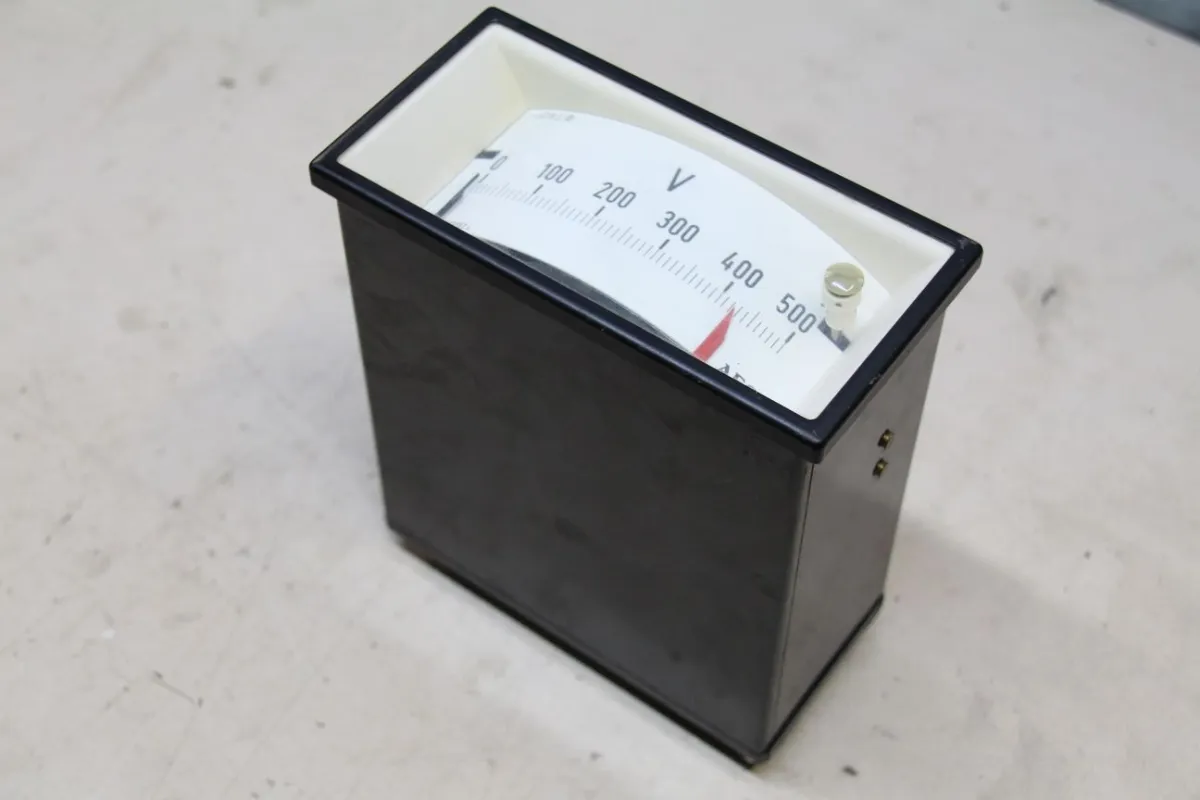AEG Spannungsmessgerät, Voltmeter 0-500V Einbaumessgerät Analog