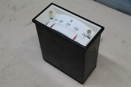 Aeg Spannungsmessgerät, Voltmeter 200-240V Einbaumessgerät Analog – RESALE