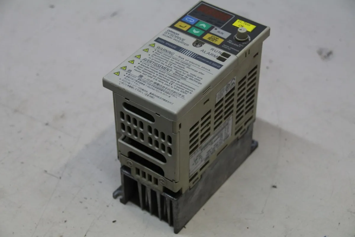 Omron Sysdrive 3G3MV-AB004 Frequenzumrichter 0,55 kW