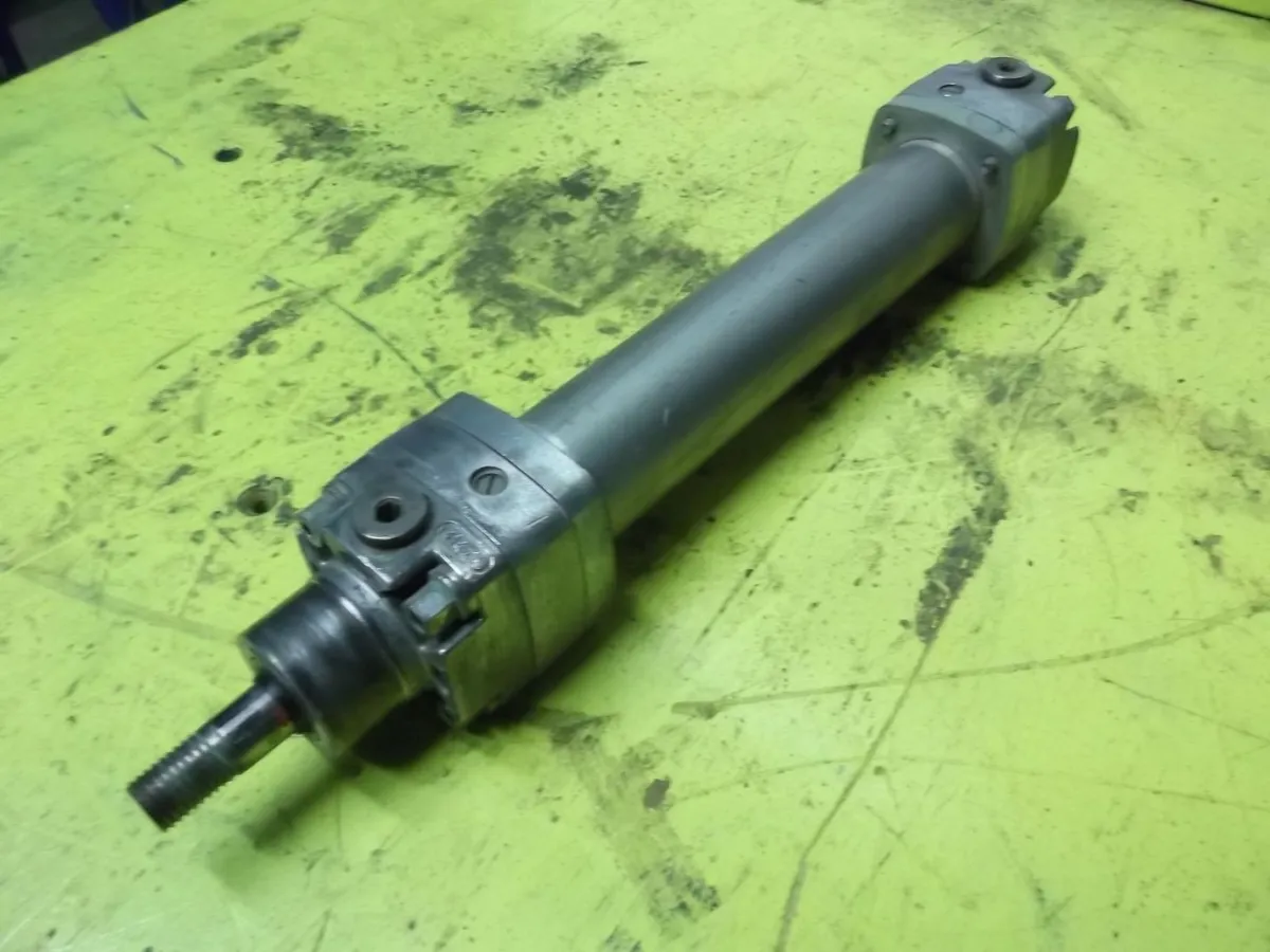 Hub 220 mm Pneumatikzylinder