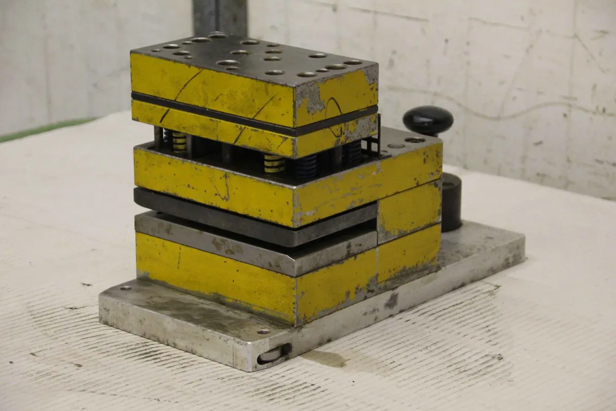 395/195/H240 mm 4 Säulen Stanzwerkzeug