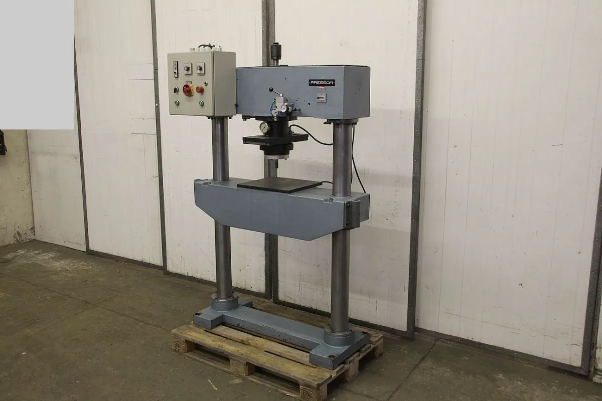 Pressor P18 Druck-Präge-Stempelmaschine (defekt)