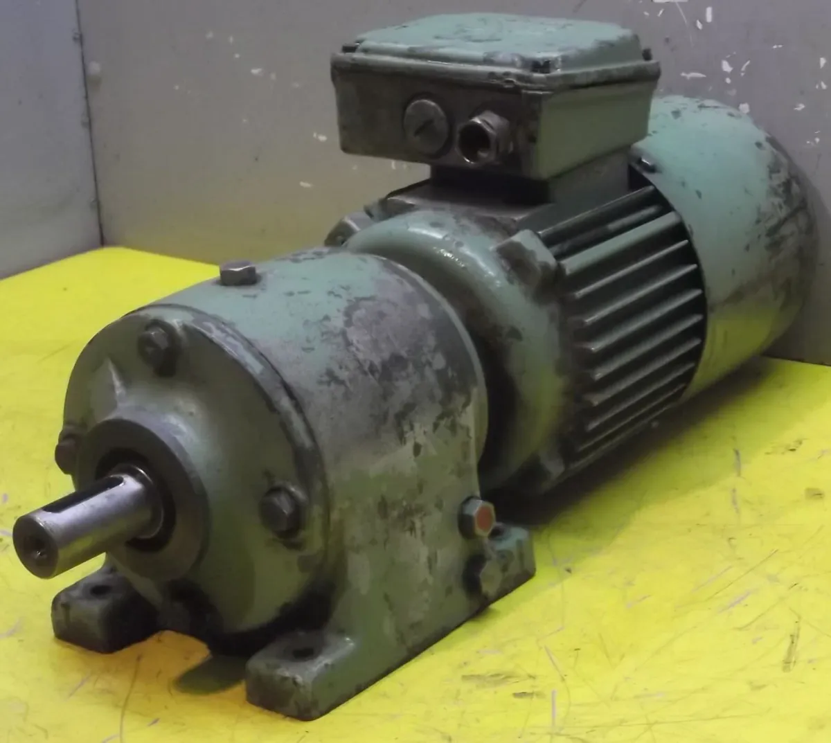 SEW Eurodrive R42WD80N-4BSHL R40DT80N4BH Getriebemotor 0,75 kW 230 U/min