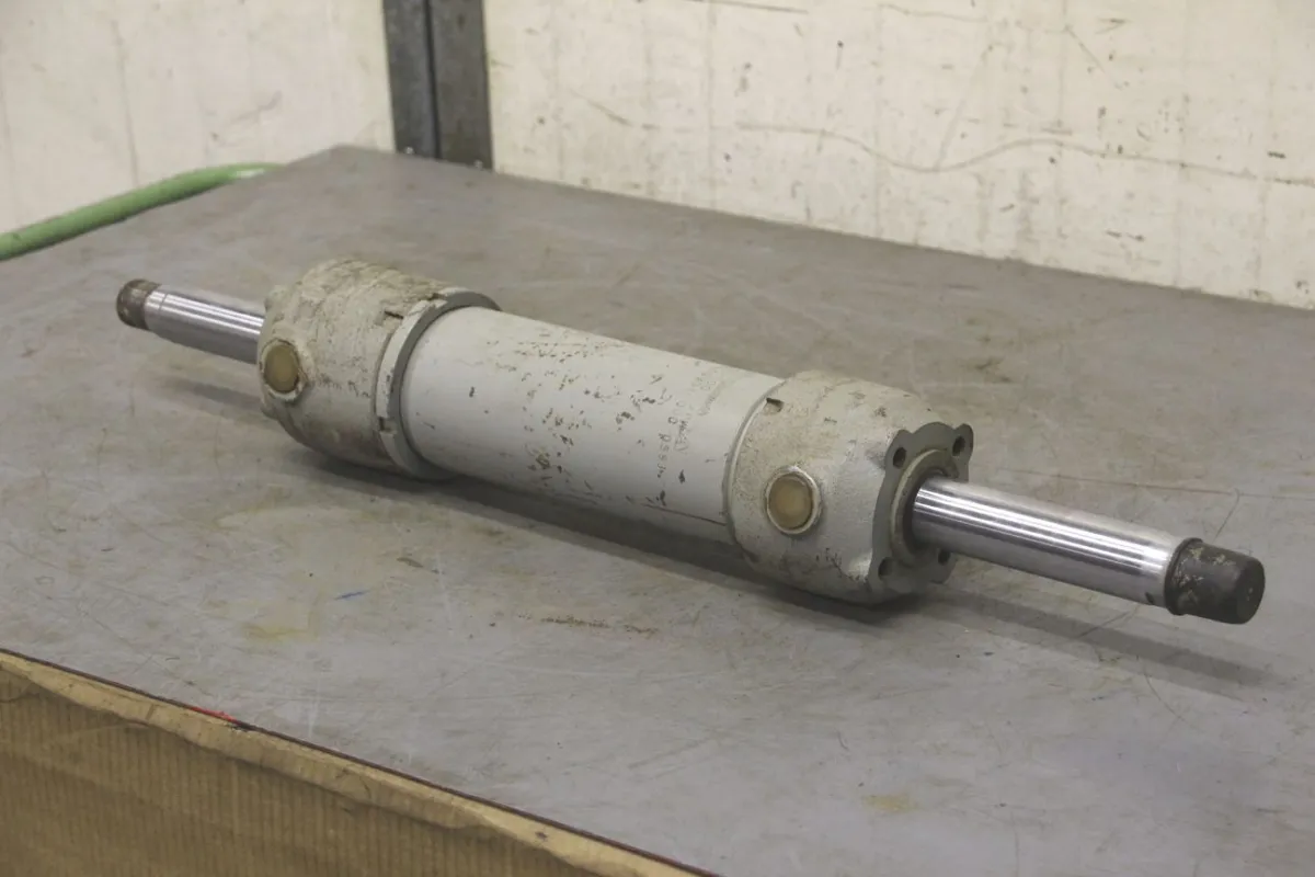 ORSTA Hub 200 mm TGL10901 Hydraulikzylinder