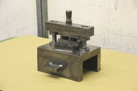 270/290/H325 mm 2 Säulen Stanzwerkzeug – RESALE