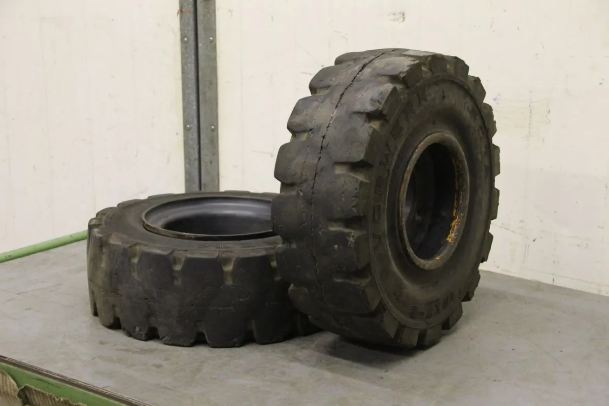 Vorwerk Rota 18x7-8 Vollgummi Reifen 2 Stück