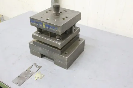 280/220/H320 mm 4 Säulen Stanzwerkzeug – RESALE