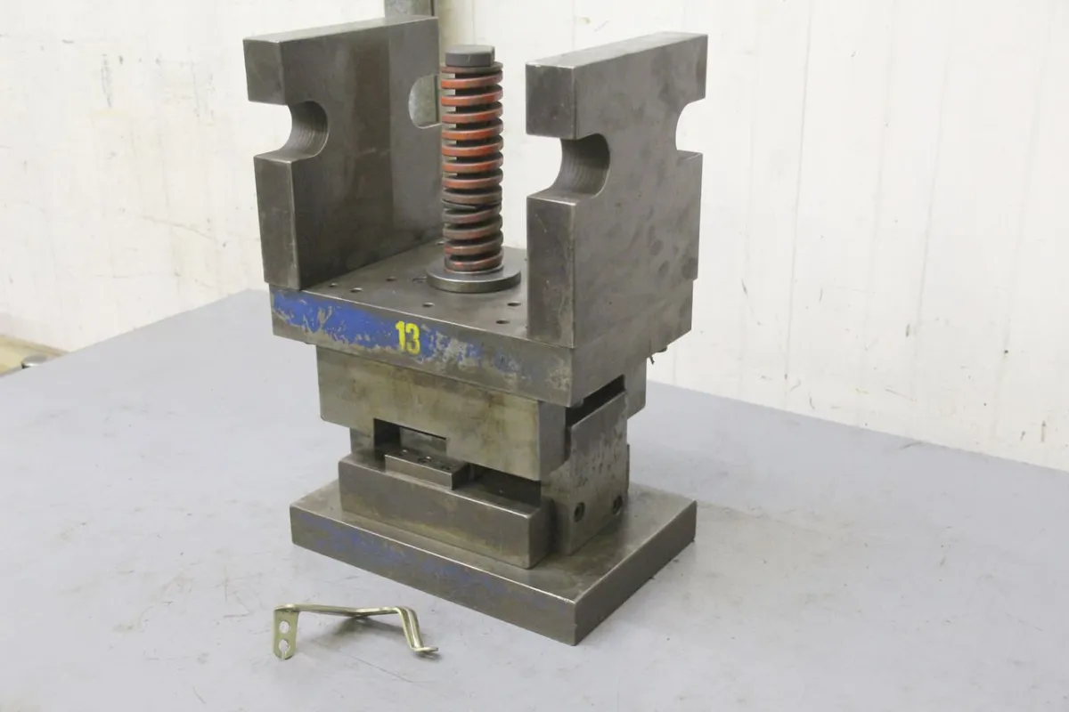 300/205/H445 mm Stanzwerkzeug mit Biegefunktion
