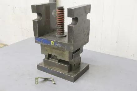 300/205/H445 mm Stanzwerkzeug mit Biegefunktion – RESALE