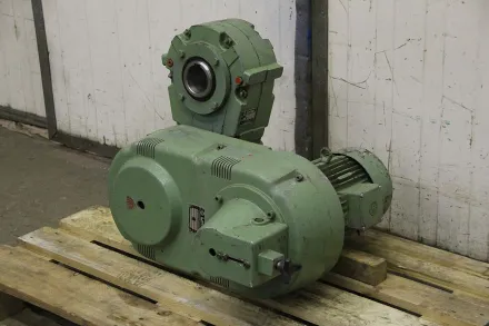 Lenze 275-HD-283-112-4 regelbarer Getriebemotor 4 kW 7,4-42,3 U/min – RESALE