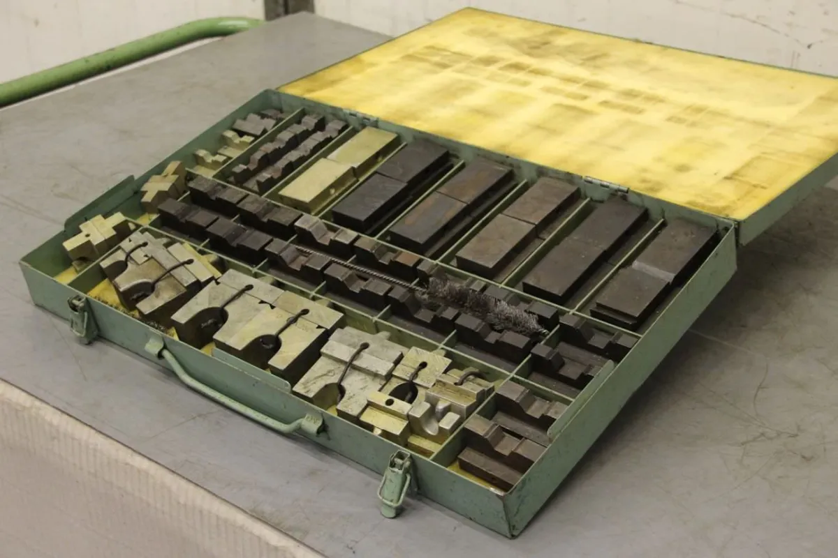 Unimat für Kabelendhülsen bis 28 mm² Pressbacken