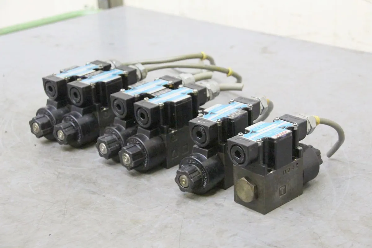 Nachi-Fujikoshi SL-G01-E3X-GR-Ci-11 Steuerblock mit 6 Stück Wegeventilen